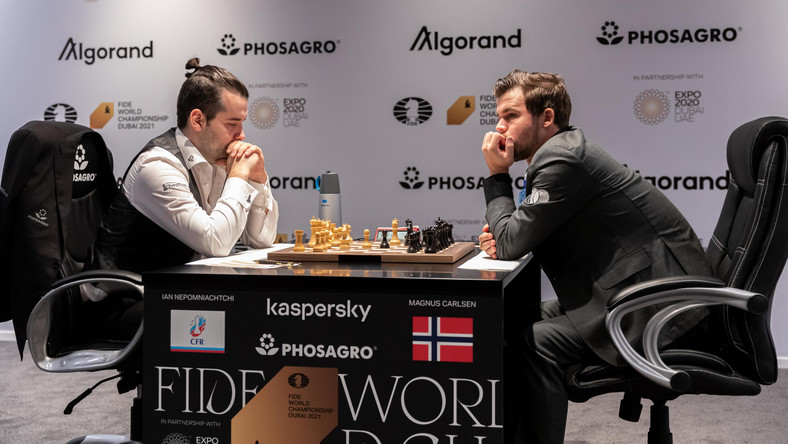 Magnus Carlsen – Jan Niepomniaszczij. Pierwsza partia meczu o mistrzostwo świata. Szachy