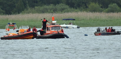 Wypadek łódki na jeziorze. Osiem osób wylądowało w wodzie, siedem się uratowało. Tragiczny finał poszukiwań 8-latki