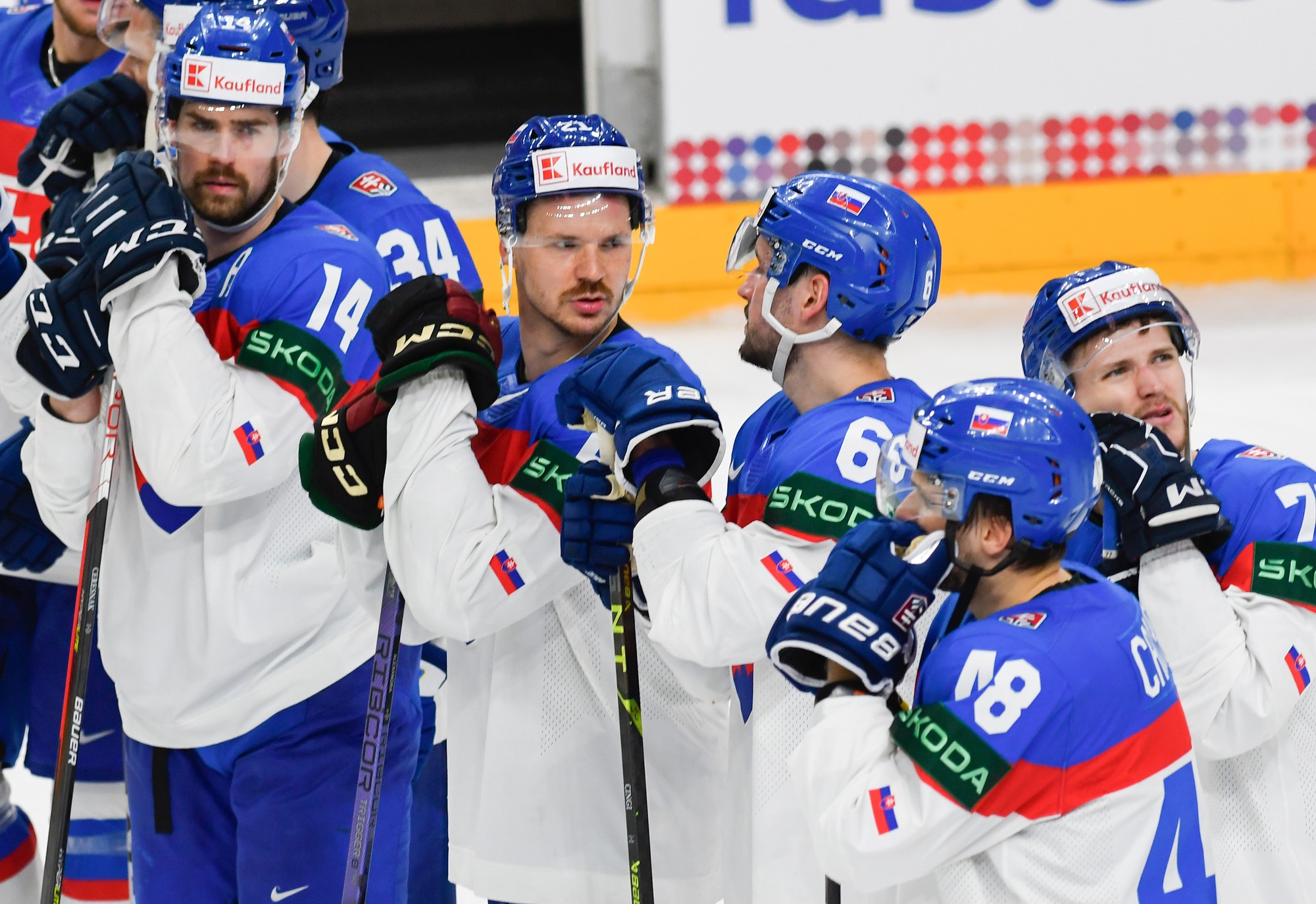 Slovenskí hokejisti zľava Peter Čerešňák, Miloš Kelemen, Lukáš Cingel, Faško-Rudáš a Viliam Čacho.