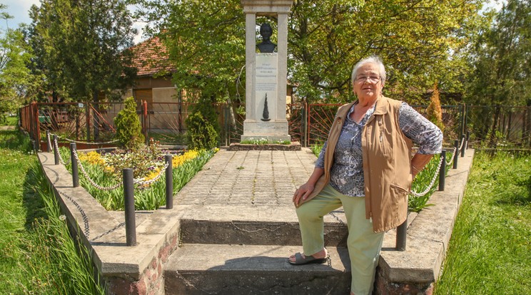 Babi néni, a leszármazott, a Petőfi szülőházának emlékére állított táblánál / Fotó: Grnák László