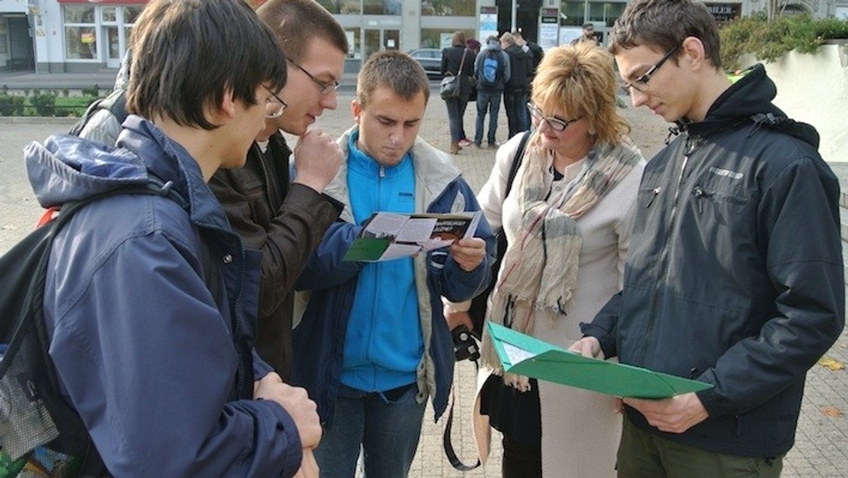 Jeżeli widziałaś dziś w Poznaniu biegające grupki młodych ludzi, chowające się po bramach, i nie tylko – to nie oceniaj ich zbyt szybko. Tak właśnie wygląda zaliczanie semestru w Akademii Młodego Obywatela. Drugą edycję tej wyjątkowej szkoły rozpoczęto od gry miejskiej.