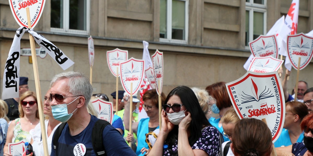 Protest pracowników oświaty przed Ministerstwem Edukacj, 1 lipca 2021.