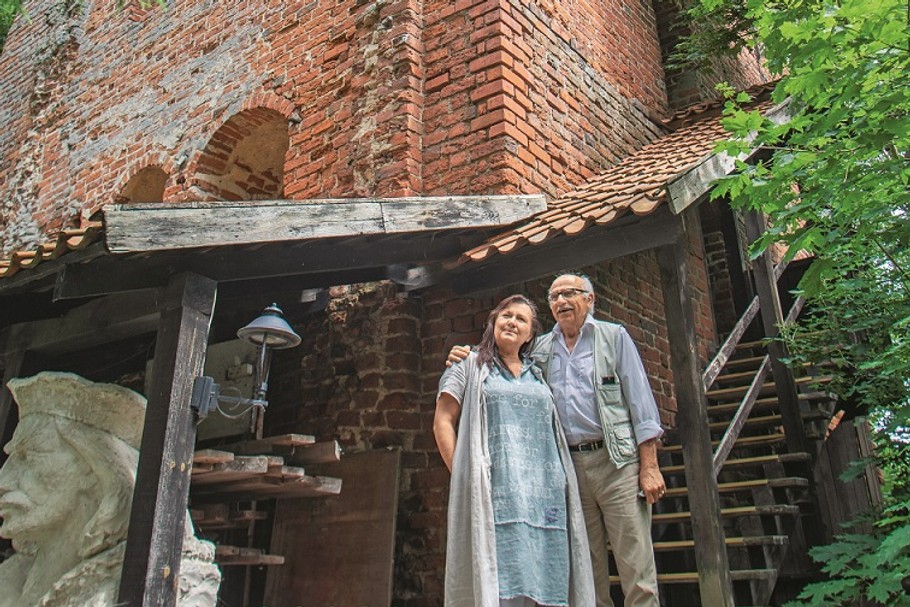 Jolanta i Ryszard von Pilachowscy zamek w Przezmarku kupili, żeby spędzić w nim spokojną emeryturę. Myślą jednak też o stworzeniu w nim bazy noclegowej dla turystów