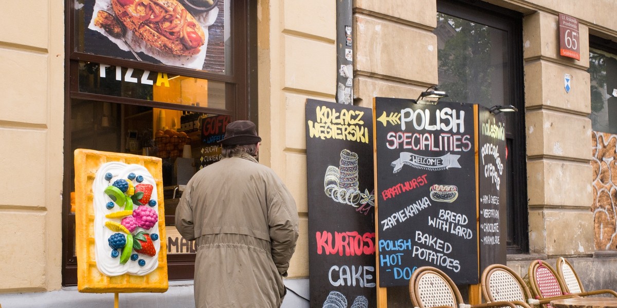 Książeczka sanepidowska jest niezbędna dla osób, które chciałyby pracować w gastronomii oraz w zawodzie, w którym pracownik ma kontakt z dużą liczbą ludzi lub dziećmi do 6. roku życia.