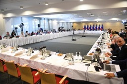 Okrągły stół edukacyjny. Morawiecki: Chcę obiecać wszystkim nauczycielom, że będziemy mieli ogromnie dużo atencji dla ich potrzeb