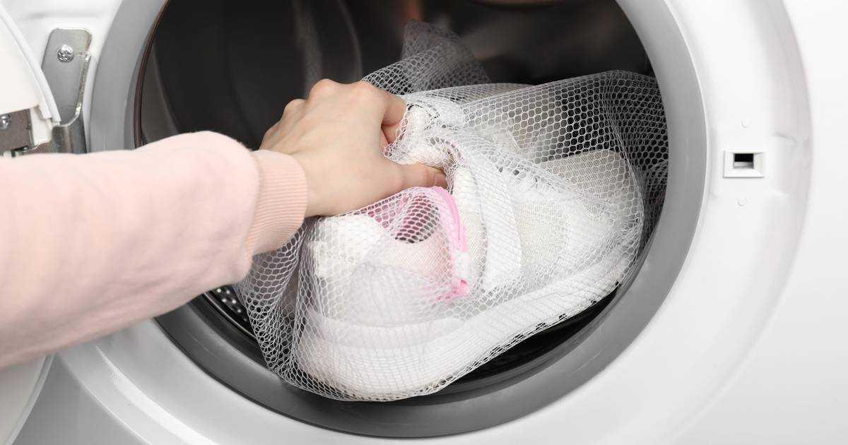 Ten trik na pranie białych sneakersów jest viralem. Buty będą jak nowe