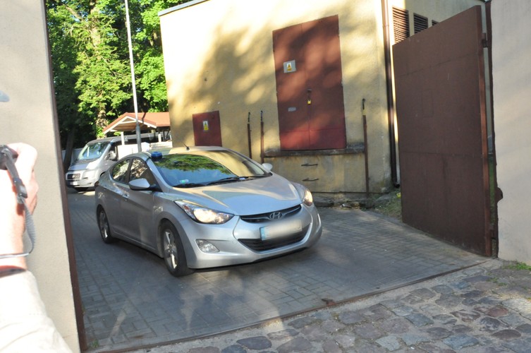 Policja przewozi zatrzymanego Roberta N. z Komendy Miejskiej Policji w Koszalinie do Warszawy