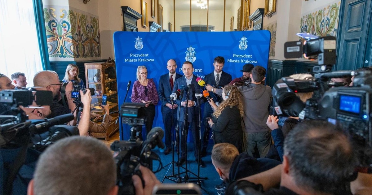 Prezydent Krakowa Łukasz Gibała likwiduje sześć departamentów. Miasto zaoszczędzi 2,3 mln zł rocznie