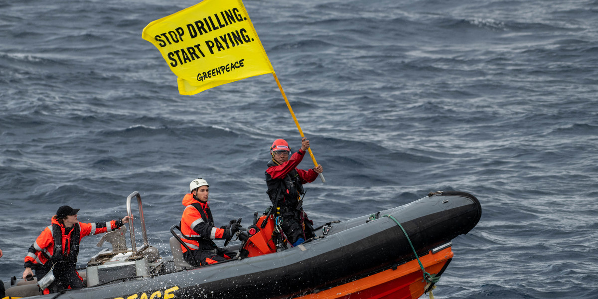 Aktywiści Greenpeace protestujący przeciw wydobyciu ropy