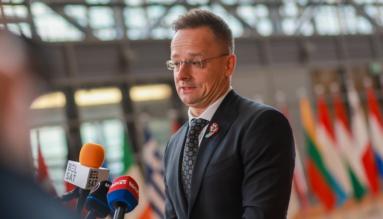 Szef węgierskiej dyplomacji kpi z Polski i Tuska. Mowa o polexicie" i "braku praworządności"