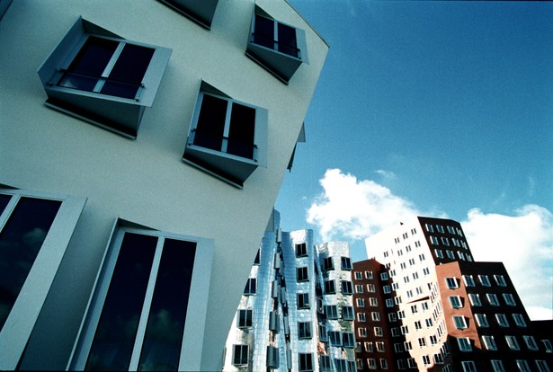 Kompleks Neuer Zollhof (architekt Frank Gehry), Dusseldorf, Niemcy. Fot. Bloomberg