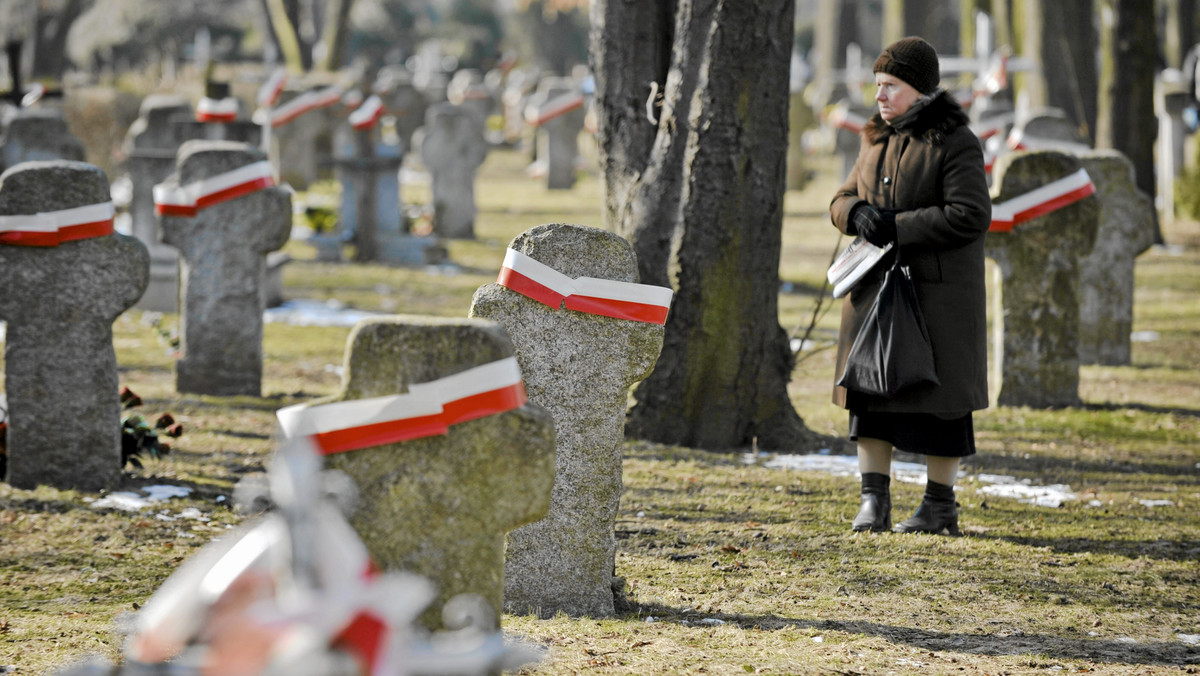Wrocławski Cmentarz Osobowicki jest prawdopodobnie jedynym w Polsce, gdzie zachowały się w prawie niezmienionym kształcie kwatery ofiar terroru komunistycznego. W 2012 r. na cmentarzu zakończył się ekshumacje szczątków więźniów-ofiar represji komunistycznych z lat 1945-56.