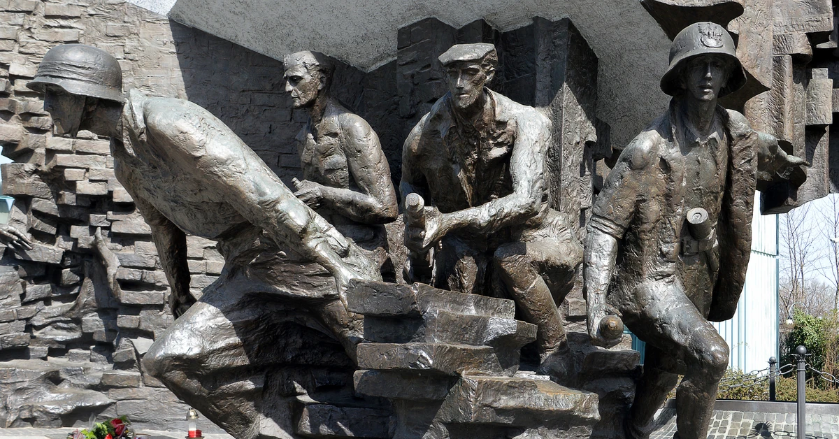 1 sierpnia 1944 wybuchło Powstanie Warszawskie. Coraz więcej Polaków uważa, iż miało sens