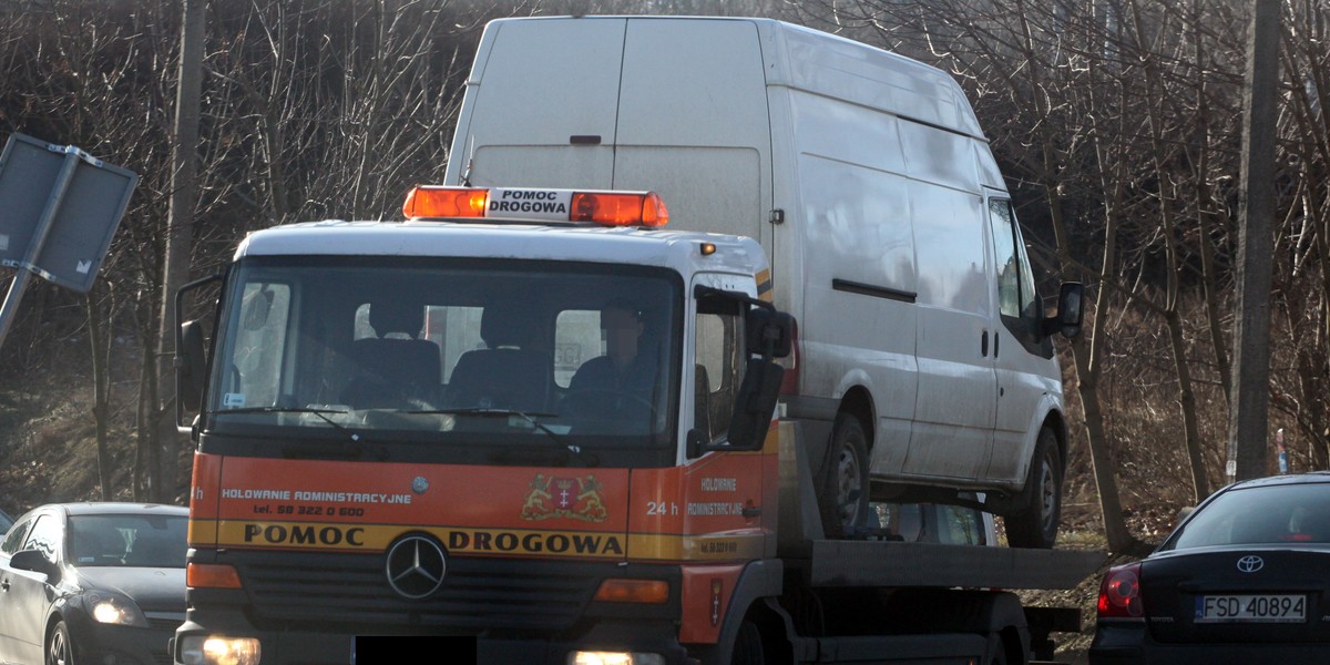 Strażnicy odholowują coraz więcej samochodów