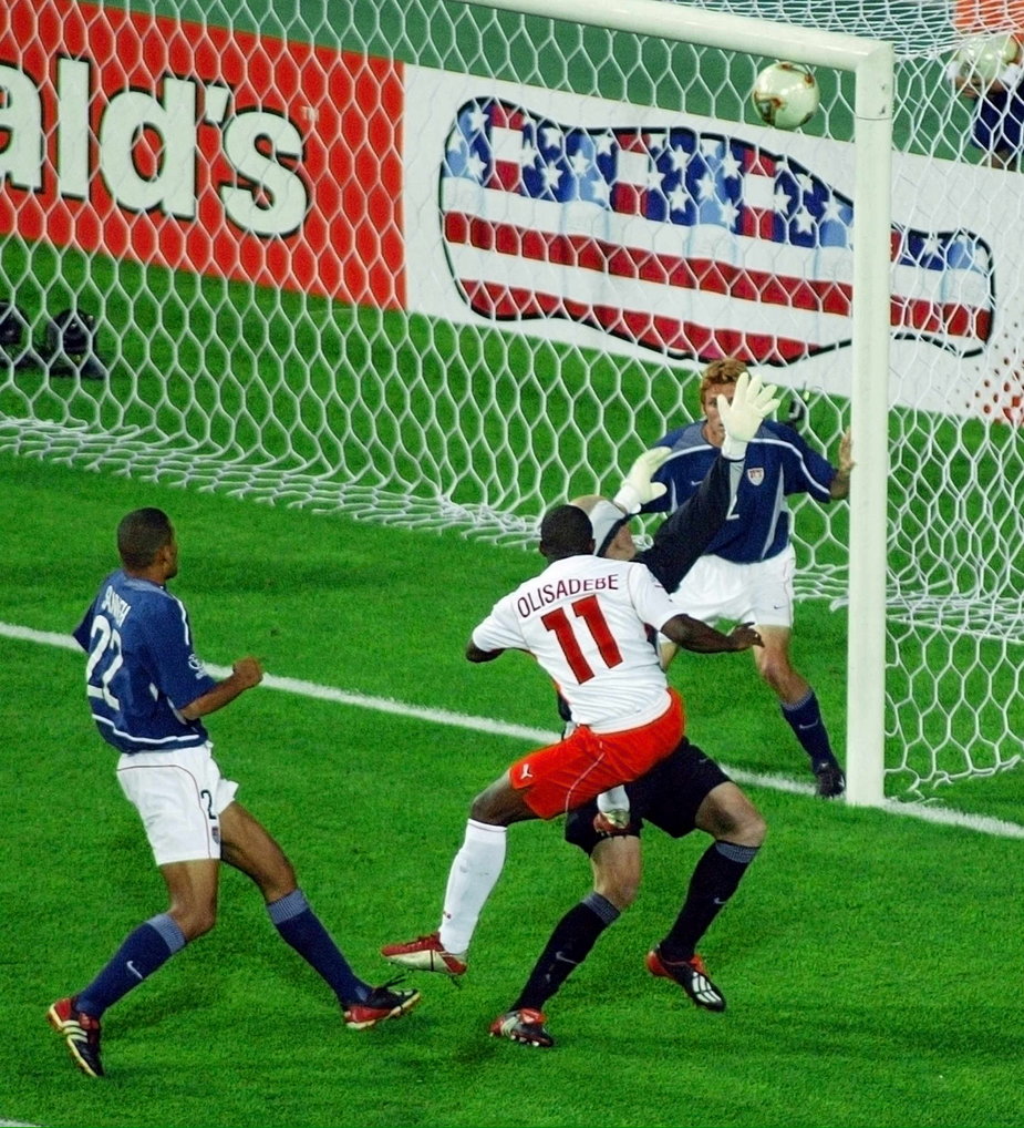 Emmanuel Olisadebe zdobywający bramkę w meczu Polska — USA (14 czerwca 2002)