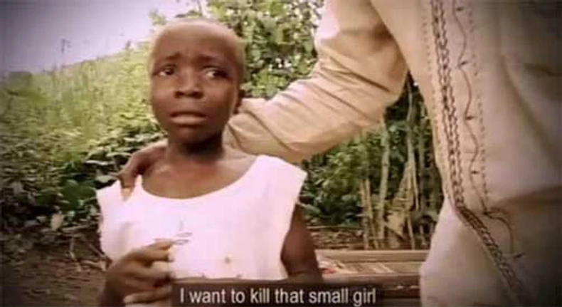 ... Dok "veštica" drhti u strahu za svoj život (scene iz potresnog dokumentarnog filma "Povratak afričkoj deci-vešcima", koji možete da pogledate ovde)