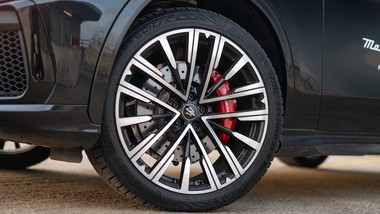 włoska legenda wraca do polski. tak jeździ suv maserati. cena?