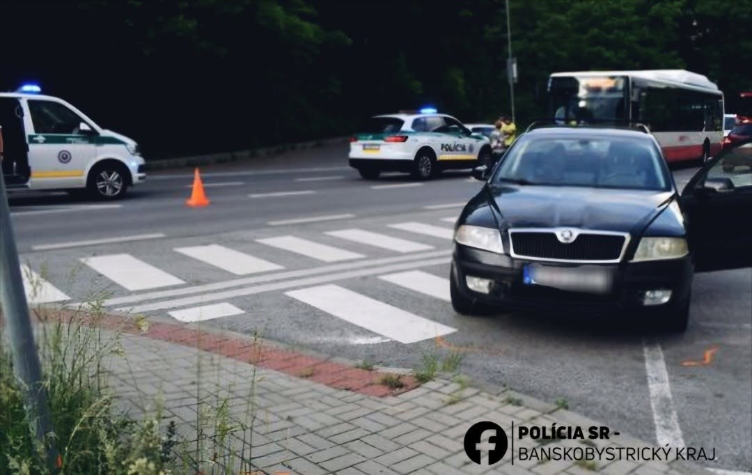 Pri zrážke autobusu MHD a auta v Banskej Bystrici sa zranila jedna osoba. 