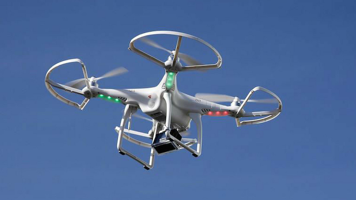 Na głowę kilkuletniego chłopca spadł dron sterowany przez 15-latka. Eksperci przestrzegają przed kupowaniem takich urządzeń dzieciom, które nie zdają sobie sprawy, że można zrobić komuś krzywdę.