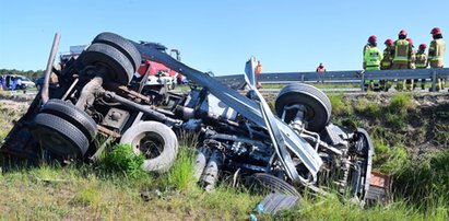 Koszmarny wypadek na S5. Kabina busa zmiażdżona, ciężarówka na dachu [ZDJĘCIA]