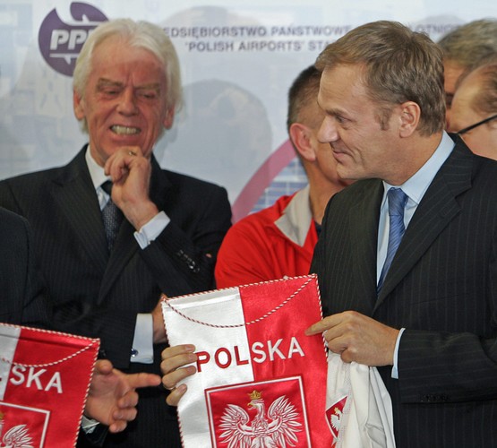 Premier Tusk powitał na Okęciu polską reprezentację piłkarską