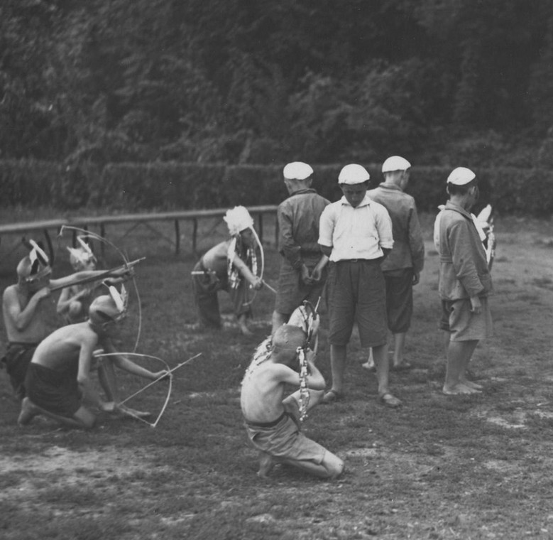 Na tym zdjęciu z półkolonii dla ubogich warszawiaków z 1936 roku dzieci tylko bawią się w zabijanie. Niestety czasem jeden nieletni likwidował drugiego i to w sposób bardzo brutalny