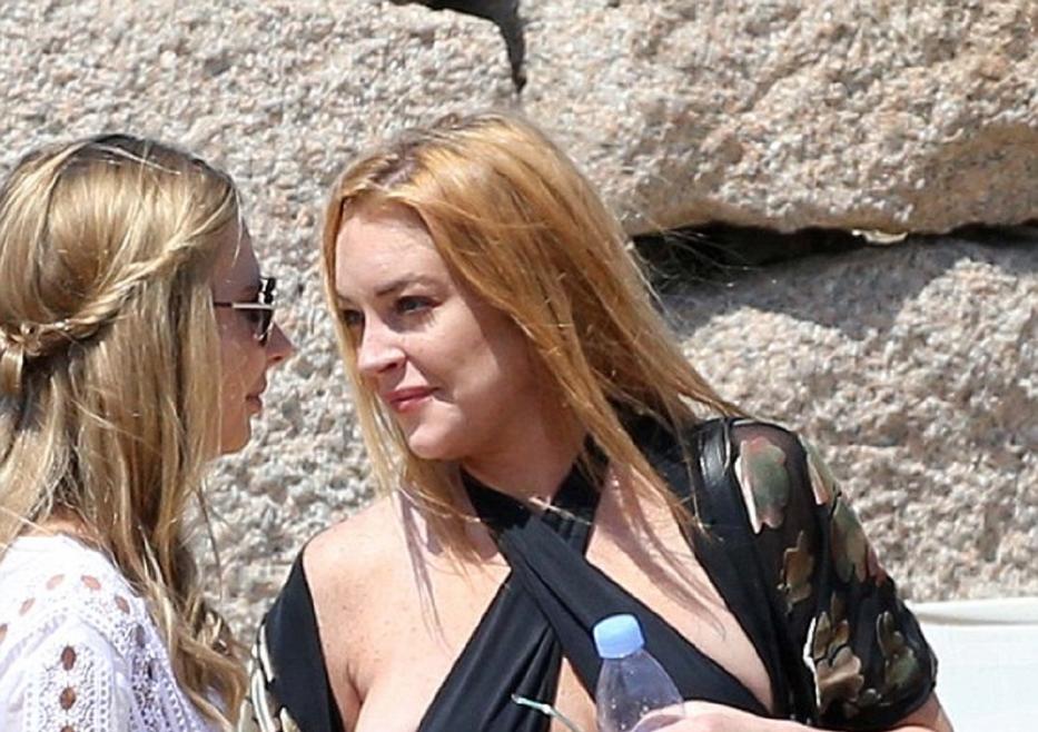 Lindsay Lohan mellei kibuggyantak bikinijéből