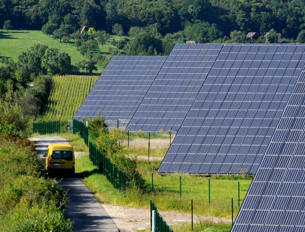 Jak podaje agencja Bloomberg, w przyszłym roku na świecie powstaną panele słoneczne o mocy 23,5 tys. megawatów. To o 40 proc. więcej niż zapotrzebowanie na tego typu energię.