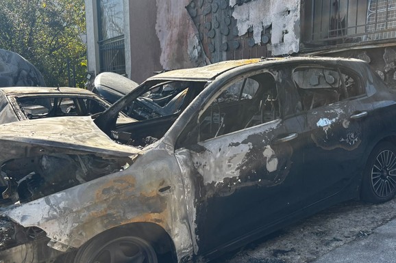 (FOTO) UHAPŠENA DEVOJKA (26) OSUMNJIČENA ZA PALJENJE AUTOMOBILA U BEOGRADU! Jeziv požar oštetio i zgradu, stanari čuli EKSPLOZIJE u gluvo doba noći, evo šta je policija pronašla kod nje