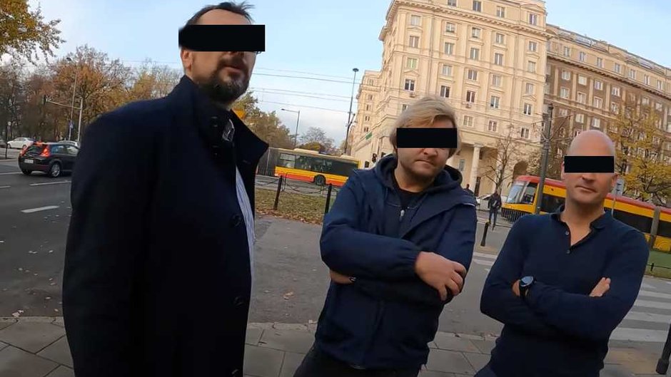 Kierowcy, którzy "obywatelsko" zatrzymali pana Adama przed szkołą. Twierdzili, że robi zdjęcia dzieciom Źródło: kadr z filmu zarejestrowanego z tej "interwencji"