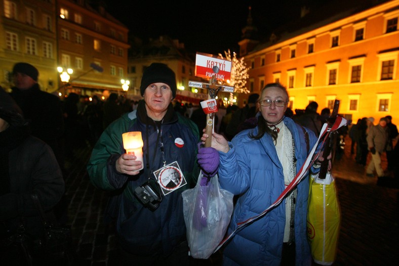 Warszawa, 10.12.2010. W kolejną miesięcznicę katastrofy smoleńskiej ze Starego Miasta pod Pałac Prezydencki przeszedł marsz obrońców krzyża z pochodniami. Na czele marszu szedł Jarosław Kaczyński. Na zdjęciu obrońcy krzyża. Fot. Piotr Molecki/ Newspix.pl