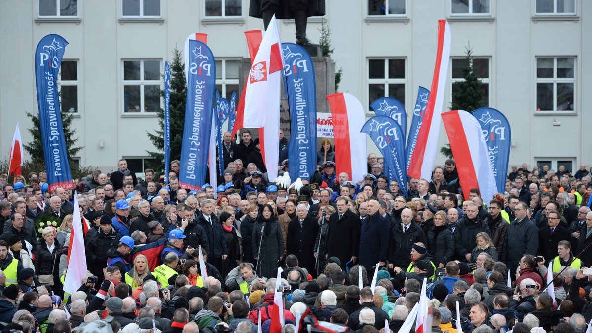 W Warszawie zakończył się Marsz Wolności i Solidarności. Demonstracja, organizowana przez PiS, miała przypominać o rocznicy wprowadzenia stanu wojennego, a także być wyrazem poparcia dla rządu i prezydenta Andrzeja Dudy. - Polskę trzeba przebudować i to musi być wielka przebudowa na miarę naszej historii - powiedział na zakończenie marszu szef PiS Jarosław Kaczyński. Wzywał, by "odrzucić" tych, którzy blokują zmiany i wmawiają, że w Polsce zagrożona jest demokracja.