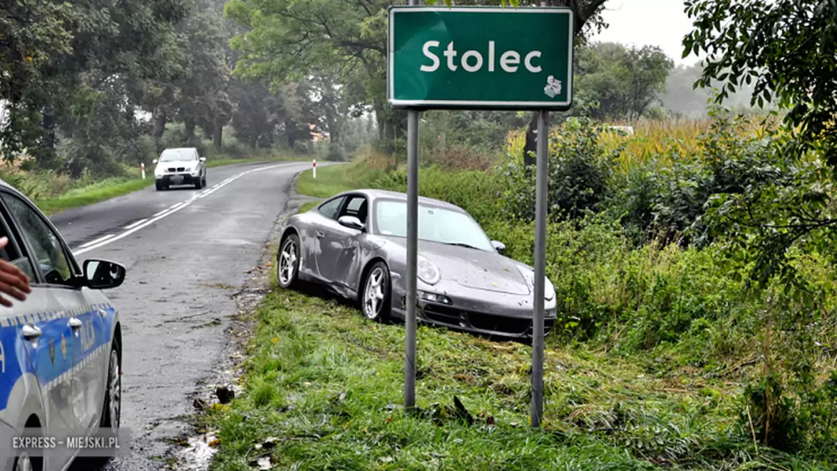 Stolec: Porsche wpadło do rowu. Pijany właściciel pojazdu twierdzi, że nie wie, kto prowadził samochód