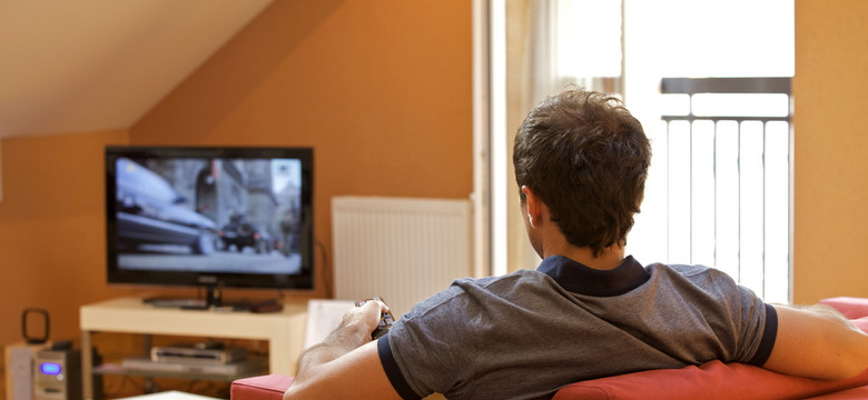 Siedzenie przed telewizorem szkodzi bardziej niż siedzenie w pracy