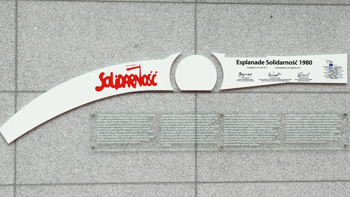 W przeddzień 31. rocznicy podpisania porozumień sierpniowych nadano imię "Solidarności 1980" rozległej esplanadzie przed siedzibą Parlamentu Europejskiego w Brukseli. Przecinający ją plac nazwano imieniem Simone Veil, francuskiej polityk, byłej przewodniczącej PE.