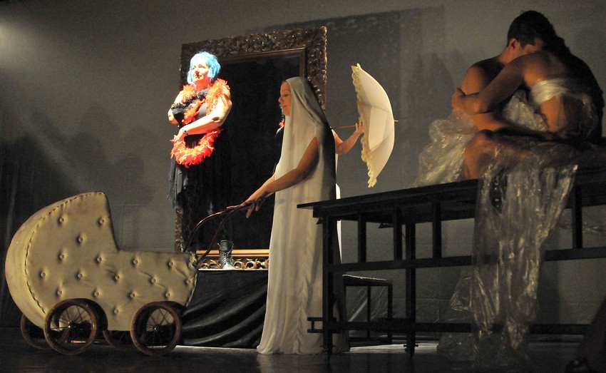 Premijera u Novosadskom pozorištu: Scena iz "Spržene pustare"