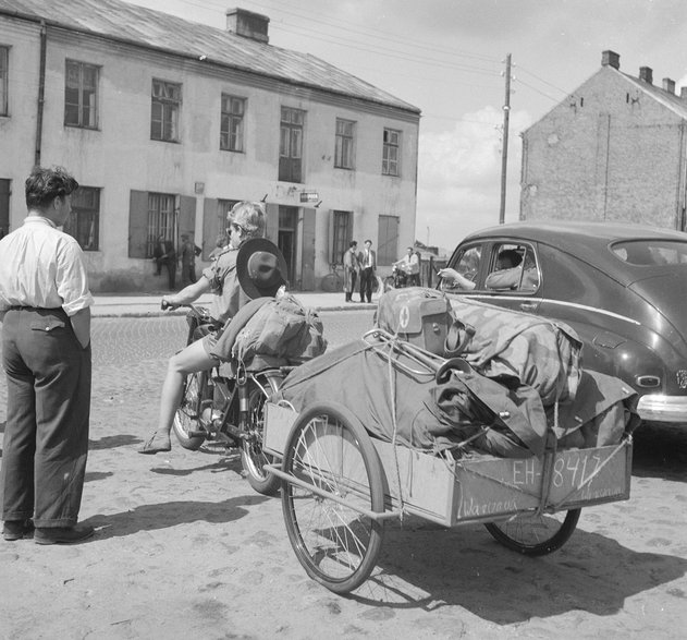 Motocykl ze sprzętem turystycznym na przyczepie podczas postoju w 1955 r.