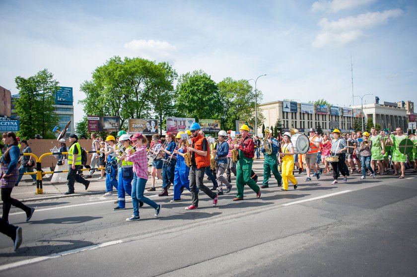 Korowodów studentów idzie przez Kraków 