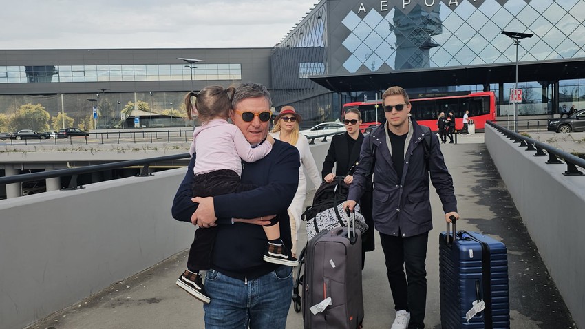 Piksi sa porodicom na aerodromu