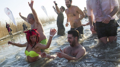 Szexi és őrült: bikinis csajok, fürdőgatyás férfiak mártóztak meg a jéghideg Balatonban - fotók