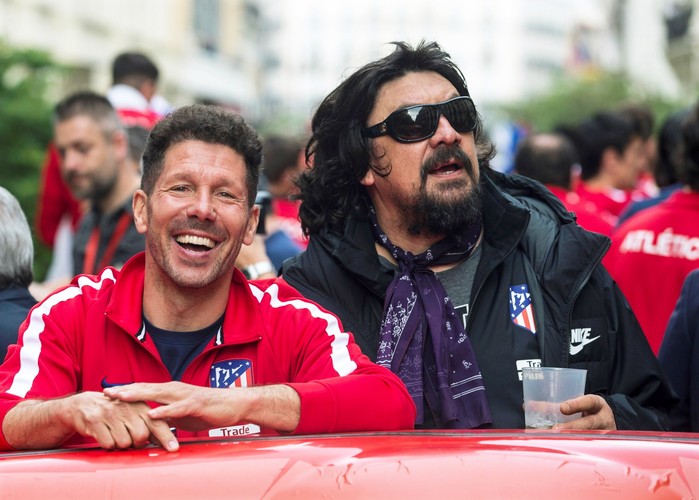 Piłkarze Atletico razem z kibicami świętowali swój sukces na ulicach Madrytu