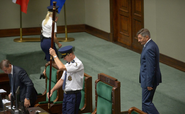 Nowe porządki w Sejmie. "Posłowie nie mogą wchodzić do części prezydialnej sali posiedzeń"