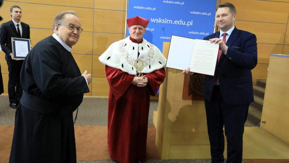 Ojciec Tadeusz Rydzyk i Przemysław Czarnek. W środku Zdzisław Klafka, rektor WSKSiM