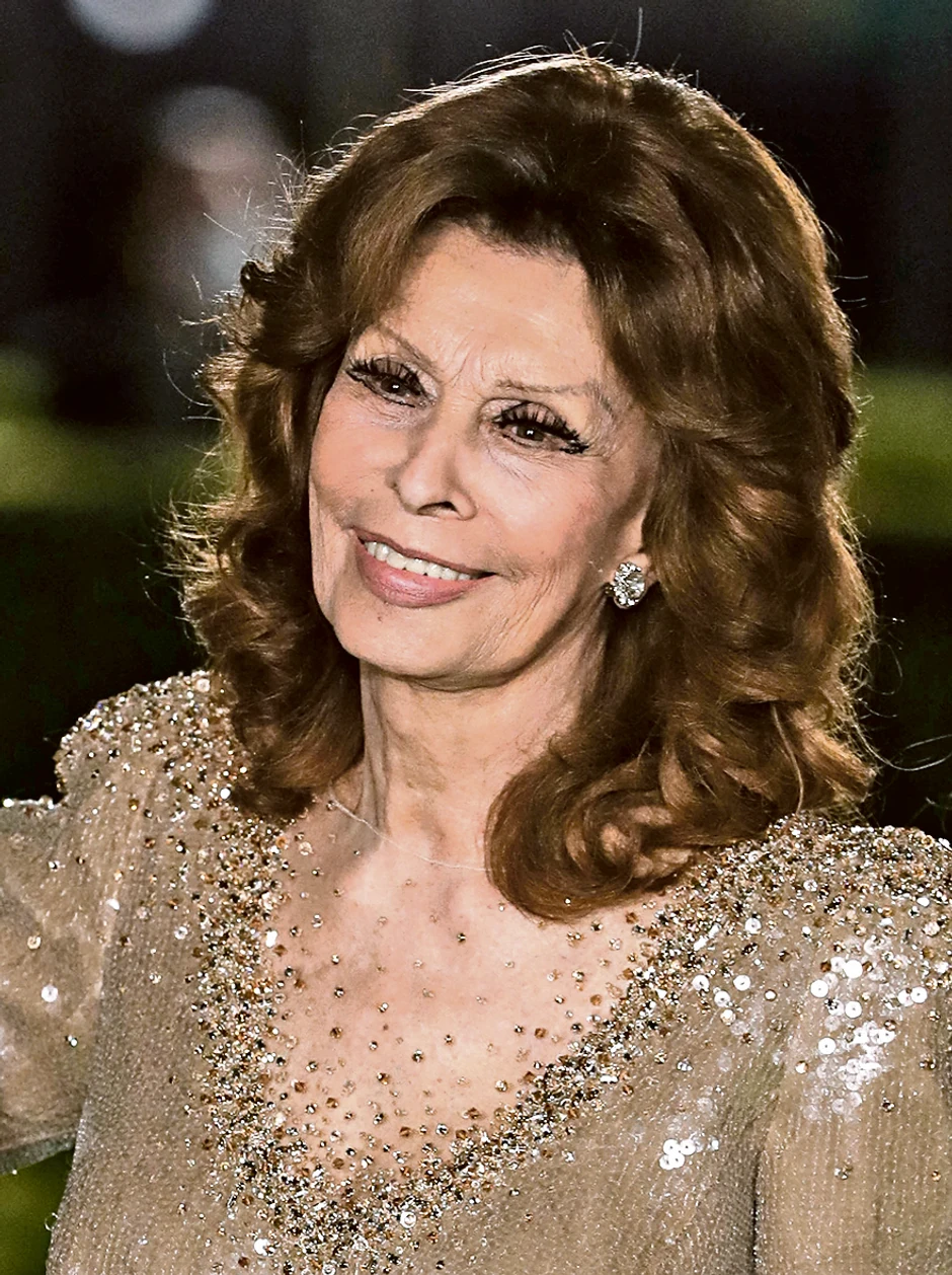 Nedavno je proslavila 87. rođendan i uživa u penzionerskim danima, ali kada ipak reši da svojim prisustvom uveliča neki događaj - to uradi u gala stilu