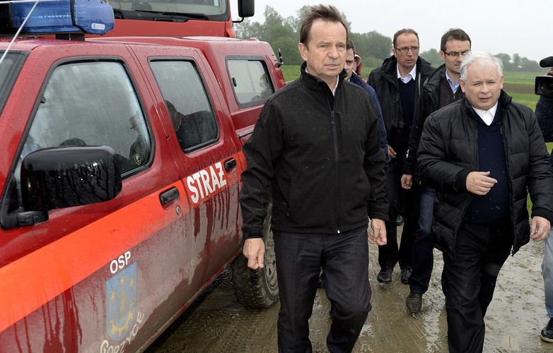 Prezes PiS Jarosław Kaczyński i marszałek woj. podkarpackiego Władysław Ortyl w drodze na konferencję prasową na koronie wału przeciwpowodziowego w delcie Wisły i Sanu we Wrzawach