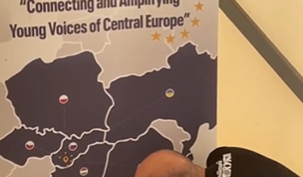 Momak docrtava Kosovo na baneru u Slovačkoj