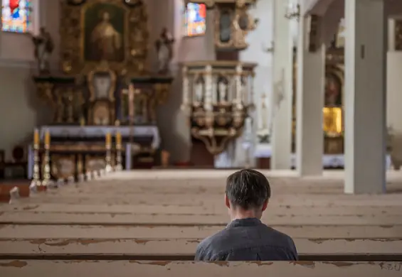 Coraz mniej wierzących i praktykujących. "Obojętność ogarnia młodsze pokolenia"