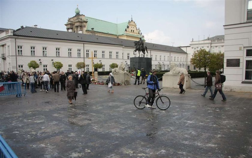 Tysiące zniczy i kwiatów, które Polacy przez ostatni tydzień układali przed Pałacem Prezydenckim, by upamiętnić tragicznie zmarłą parę prezydencką Lecha i Marię Kaczyńskich, w poniedziałek rano niemal w całości uprzątnięto