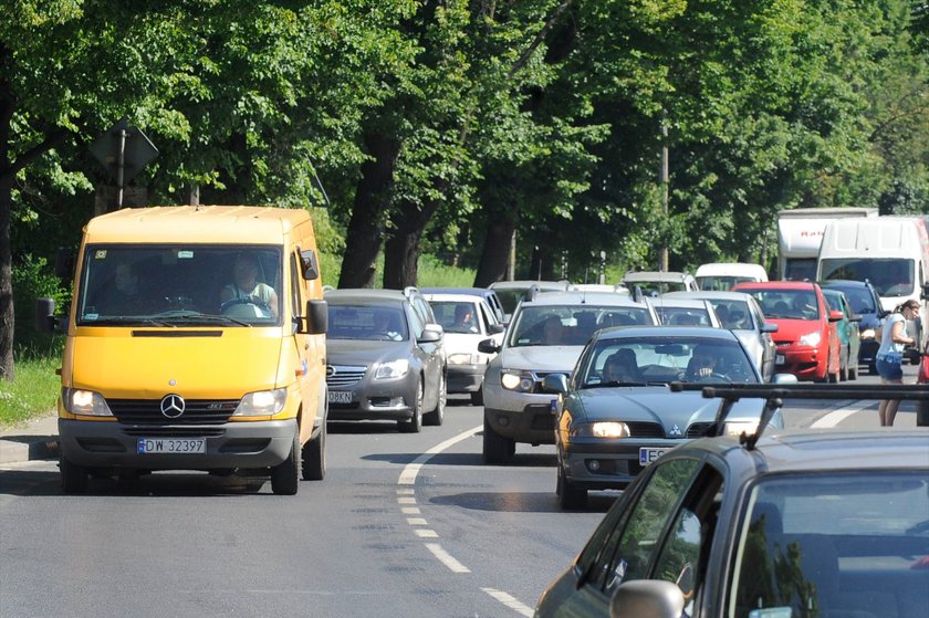 Na al. Kochanowskiego we Wrocławiu auta stoją w korku