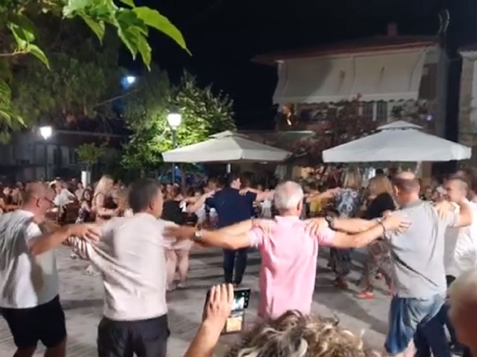 Opa! Kada Grci zaigraju užičko kolce foto: Facebook/Live from Greece 
